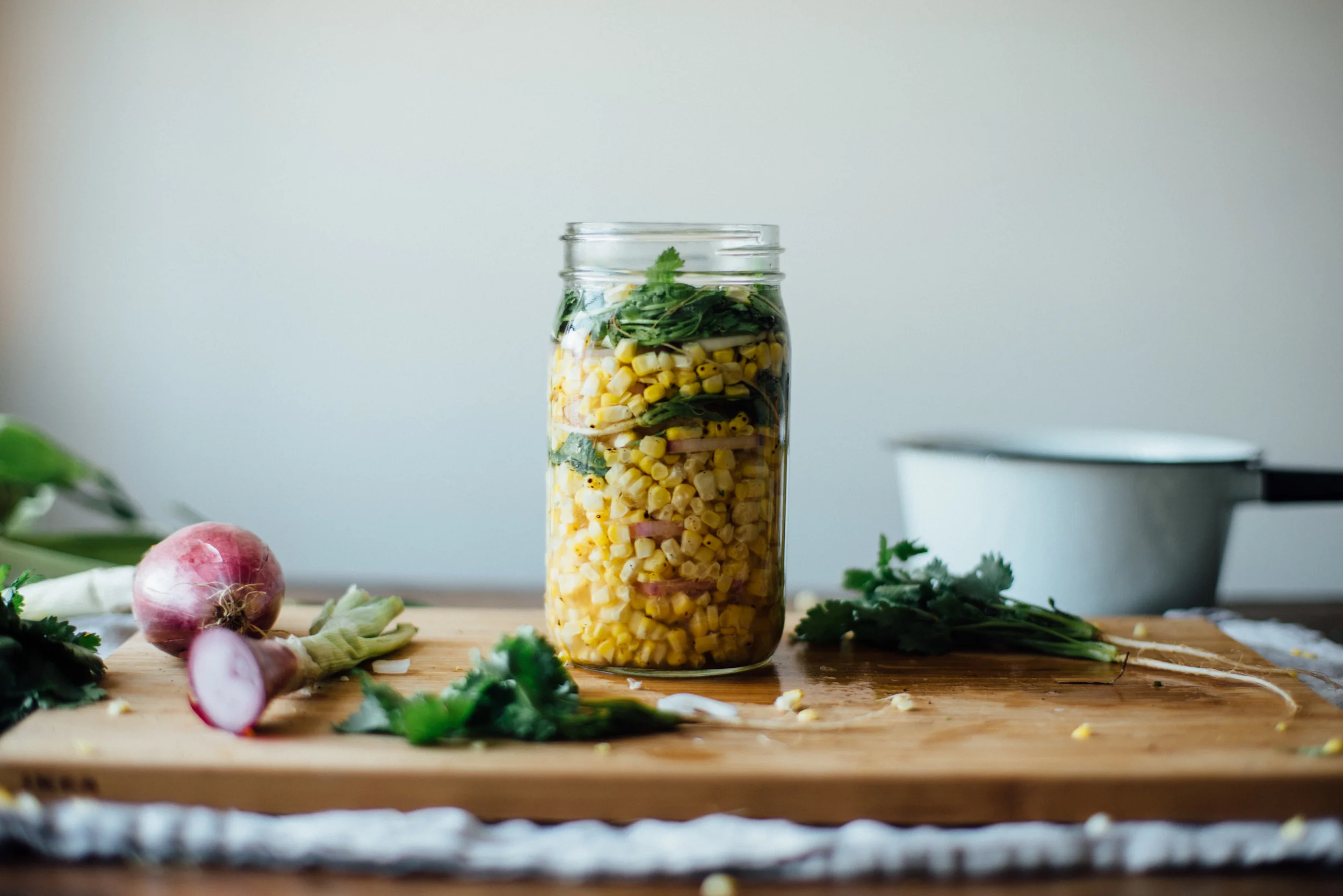 Сливаем с банки с кукурузой сок